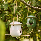 Vogelfutterhaus aus Keramik von IbLaursen als Beispielbild hängend im Baum